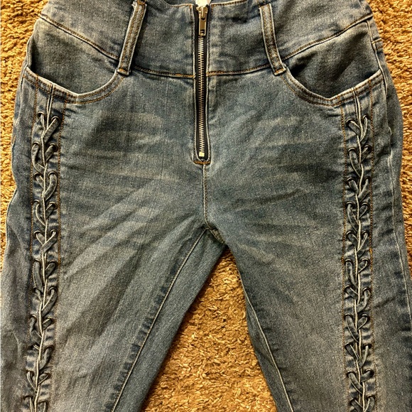 Venus brand Woman size 4 Lace up sides Zipper closure. Great condition No flaws - Picture 10 of 15